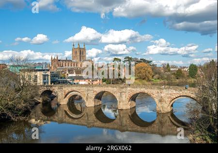 Hereford Cathedral und St. Martin's Street Bridge mit seinen fünf berühmten Bögen über dem Fluss Wye an einem sonnigen Frühlingstag im März Stockfoto