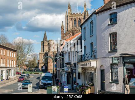 Hereford in Herefordshire, eine wunderschöne Stadt in einem fantastischen County mit King Street vor dem Hotel und der riesigen Hereford Cathedral auf der rechten Seite Stockfoto