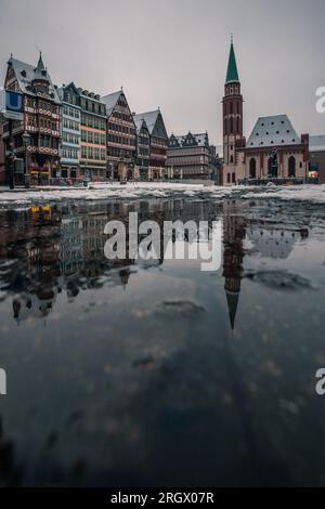 Reflexionen in Frankfurt am Main. Große Reflexion in Pfützen. Die Stadt, Wolkenkratzer und Straßen spiegeln sich im Wasser wider Stockfoto