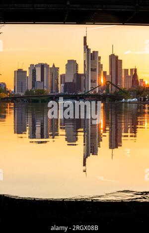 Reflexionen in Frankfurt am Main. Große Reflexion in Pfützen. Die Stadt, Wolkenkratzer und Straßen spiegeln sich im Wasser wider Stockfoto