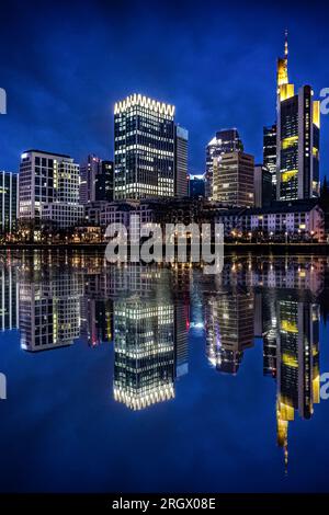 Reflexionen in Frankfurt am Main. Große Reflexion in Pfützen. Die Stadt, Wolkenkratzer und Straßen spiegeln sich im Wasser wider Stockfoto