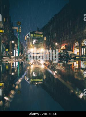 Reflexionen in Frankfurt am Main. Große Reflexion in Pfützen. Die Stadt, Wolkenkratzer und Straßen spiegeln sich im Wasser wider Stockfoto