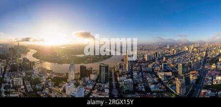 Sonnenaufgang am Saigon River, Ho Chi Minh Stadt, Vietnam. Stockfoto