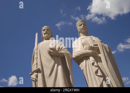 Statuen von St. Stephen und Gisela, Szent Istvan und Giselle, am Ende der Burgstraße, Var utca, Burgviertel, Veszprem, Ungarn Stockfoto