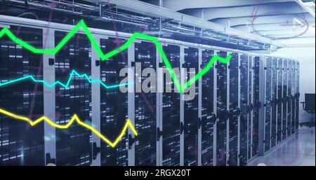 Bild der statistischen Datenverarbeitung, mathematischer Gleichungen und Mosaikquadrate über dem Serverraum Stockfoto