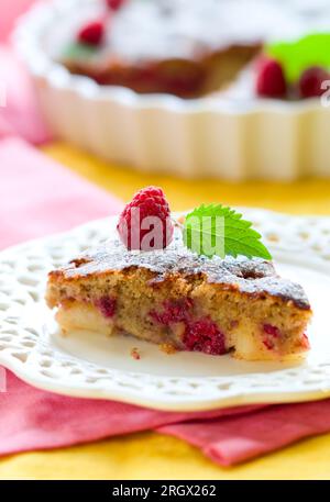 Hausgemachter Himbeerkuchen mit Mandel und Birne Stockfoto