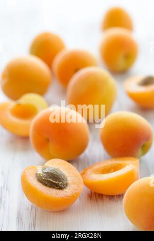 Frische Aprikosen auf Holztisch Stockfoto