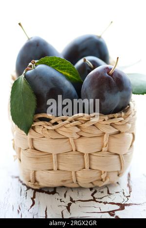 Frische Pflaumen im Korb Stockfoto
