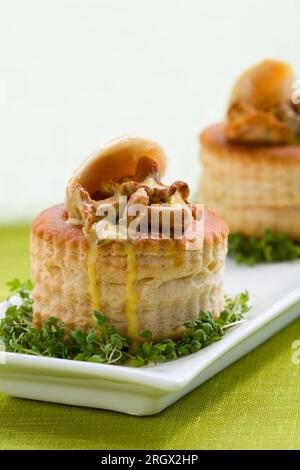 vol-au-Vents pustet Gebäckkisten gefüllt mit Pilzen Stockfoto