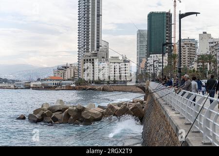 Männer fischen aus der Corniche in Beirut, Libanon Stockfoto