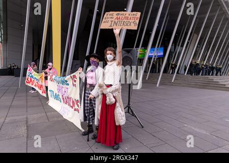 Melbourne, Australien. 12. Aug. 2023. Stolze Demonstranten außerhalb des Gebäudes bei Demonstrationen zur Melbourne Drag Expo im Melbourne Convention Center. Demonstranten und Konterprotestierende stoßen auf divergierende Ideologien über Melbournes Drag Expo. Als das bunte Ereignis zu einem Hintergrund für gesellschaftliche Spannungen wurde, führen leidenschaftliche Demonstranten und Gegenprotestierende Proteste und Zusammenstöße durch. Inmitten dieser beladenen Atmosphäre arbeitete eine beträchtliche Polizeipräsenz, um die Ordnung aufrechtzuerhalten, versuchte, die beiden Gruppen voneinander zu trennen und die öffentliche Sicherheit zu wahren. Kredit: SOPA Images Limited/Alamy Live News Stockfoto