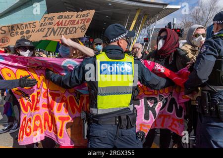 Die Polizei verlegt während der Proteste Pro LGBT-Demonstranten von der Straße und bekämpft Proteste gegen die Melbourne Drag Expo im Melbourne Convention Center. Demonstranten und Konterprotestierende stoßen auf divergierende Ideologien über Melbournes Drag Expo. Als das bunte Ereignis zu einem Hintergrund für gesellschaftliche Spannungen wurde, führen leidenschaftliche Demonstranten und Gegenprotestierende Proteste und Zusammenstöße durch. Inmitten dieser beladenen Atmosphäre arbeitete eine beträchtliche Polizeipräsenz, um die Ordnung aufrechtzuerhalten, versuchte, die beiden Gruppen voneinander zu trennen und die öffentliche Sicherheit zu wahren. Stockfoto