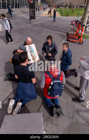 Eine Gruppe christlicher Demonstranten kniet vor dem Gebäude und betet während der Demonstrationen zur Melbourne Drag Expo im Melbourne Convention Center. Demonstranten und Konterprotestierende stoßen auf divergierende Ideologien über Melbournes Drag Expo. Als das bunte Ereignis zu einem Hintergrund für gesellschaftliche Spannungen wurde, führen leidenschaftliche Demonstranten und Gegenprotestierende Proteste und Zusammenstöße durch. Inmitten dieser beladenen Atmosphäre arbeitete eine beträchtliche Polizeipräsenz, um die Ordnung aufrechtzuerhalten, versuchte, die beiden Gruppen voneinander zu trennen und die öffentliche Sicherheit zu wahren. Stockfoto