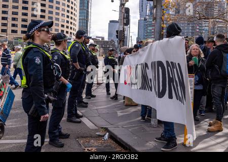 Die Polizei hält Demonstranten von Anti-Transit-Demonstranten während der Gegendemonstrationen im Melbourne Convention Center davon ab, die Straße zu überqueren. Demonstranten und Konterprotestierende stoßen auf divergierende Ideologien über Melbournes Drag Expo. Als das bunte Ereignis zu einem Hintergrund für gesellschaftliche Spannungen wurde, führen leidenschaftliche Demonstranten und Gegenprotestierende Proteste und Zusammenstöße durch. Inmitten dieser beladenen Atmosphäre arbeitete eine beträchtliche Polizeipräsenz, um die Ordnung aufrechtzuerhalten, versuchte, die beiden Gruppen voneinander zu trennen und die öffentliche Sicherheit zu wahren. (Foto: Michael Currie/SOPA Images/Sipa USA) Stockfoto