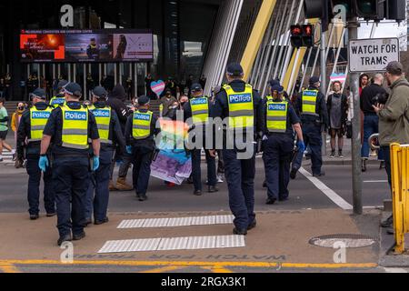 Während der Demonstrationen über die Melbourne Drag Expo im Melbourne Convention Center verlegt die Polizei Pro-LGBT-Demonstranten von der Straße. Demonstranten und Konterprotestierende stoßen auf divergierende Ideologien über Melbournes Drag Expo. Als das bunte Ereignis zu einem Hintergrund für gesellschaftliche Spannungen wurde, führen leidenschaftliche Demonstranten und Gegenprotestierende Proteste und Zusammenstöße durch. Inmitten dieser beladenen Atmosphäre arbeitete eine beträchtliche Polizeipräsenz, um die Ordnung aufrechtzuerhalten, versuchte, die beiden Gruppen voneinander zu trennen und die öffentliche Sicherheit zu wahren. (Foto: Michael Currie/SOPA Images/Sipa USA) Stockfoto