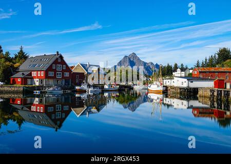 Reflexionen in Kabelvag, den Lofoten-Inseln-Inselgruppen in der Arktis Norwegen, den Magic Islands Stockfoto