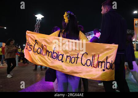 Sydney, Aus. 12. Aug. 2023. Sydney, Australien, August 12 2023: Kolumbianischer Fan mit einer Flagge mit der Aufschrift „ITS COLOMBIA Not COLUMBIA“ während des Fußballspiels der FIFA Women's World Cup Round of Quartals 2023 zwischen England und Kolumbien im Australia Stadium, Sydney, Australien. (Patricia Pérez Ferraro/SPP) Kredit: SPP Sport Press Photo. Alamy Live News Stockfoto