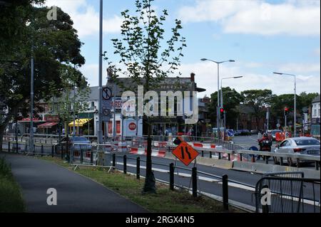 Veränderungen im Stadtverkehr und Straßenreparaturen. Straßenschilder und Zäune. Irland, Dublin 05.05.2023. Stockfoto