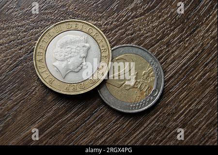 Münzen des Vereinigten Königreichs und der Eurozone. 2 Pfund und 2 Euro. Stockfoto