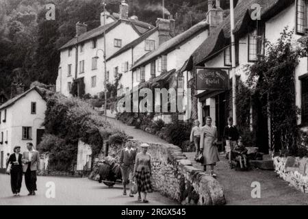 Lynmouth, Devon, England im Sommer 1952, „etwa drei Wochen vor der Flutkatastrophe Lynmouth“, laut einer handschriftlichen Notiz des Fotografen. Die „Flutkatastrophe“ ereignete sich in der Nacht vom Freitag, dem 15. August 1952, als eine Mauer aus Wasser und Schutt die Stadt traf und 34 Menschen starben. Lynmouth wurde zerstört, und der Wiederaufbau dauerte sechs Jahre. Stockfoto