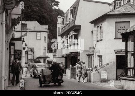 Die belebte Touristenstadt Lynmouth, Devon, England, mit Eisdiele im Sommer 1952. Dieses Foto wurde etwa drei Wochen vor der Flutkatastrophe Lynmouth aufgenommen, die sich in der Nacht vom Freitag, dem 15. August 1952 ereignete. Stockfoto