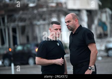 Nicht exklusiv: SAPORISCHZHIEN, UKRAINE - 10. AUGUST 2023 - amtierender Leiter von Saporischzhia Anatolii Kurtiev (L) und Regionalmilitärisch-Administr der Region Saporischzhia Stockfoto