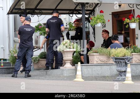 Nicht exklusiv: KIEW, UKRAINE - 11. AUGUST 2023 - Strafverfolger sind in der Kiew-Pechersk-Lavra, Kiew, Hauptstadt der Ukraine, im Dienst. Stockfoto