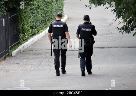 Nicht exklusiv: KIEW, UKRAINE - 11. AUGUST 2023 - Strafverfolger sind in der Kiew-Pechersk-Lavra, Kiew, Hauptstadt der Ukraine, im Dienst. Stockfoto