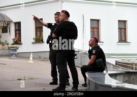 Nicht exklusiv: KIEW, UKRAINE - 11. AUGUST 2023 - Strafverfolger sind in der Kiew-Pechersk-Lavra, Kiew, Hauptstadt der Ukraine, im Dienst. Stockfoto