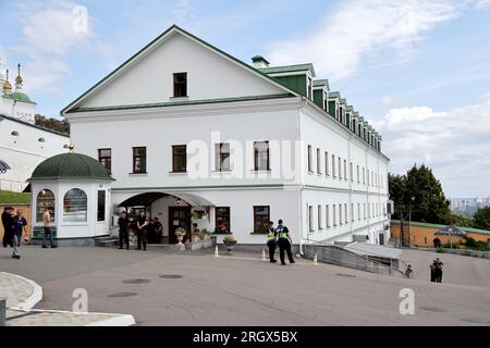 Nicht exklusiv: KIEW, UKRAINE - 11. AUGUST 2023 - Polizeibeamte werden auf dem Gelände des Kiew-Pechersk-Lavra, Kiew, Hauptstadt der Ukraine, gesehen. Stockfoto