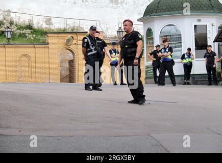 Nicht exklusiv: KIEW, UKRAINE - 11. AUGUST 2023 - Strafverfolger sind in der Kiew-Pechersk-Lavra, Kiew, Hauptstadt der Ukraine, im Dienst. Stockfoto