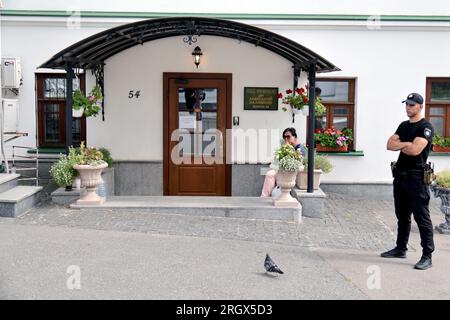 Nicht exklusiv: KIEW, UKRAINE - 11. AUGUST 2023 - Ein Gesetzeshüter ist in der Kiew-Pechersk-Lavra, Kiew, Hauptstadt der Ukraine, abgebildet. Stockfoto