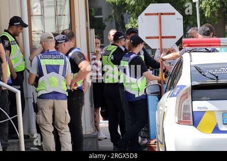 Nicht exklusiv: KIEW, UKRAINE - 11. AUGUST 2023 - Strafverfolger sind in der Kiew-Pechersk-Lavra, Kiew, Hauptstadt der Ukraine, im Dienst. Stockfoto