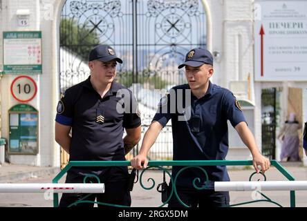 Nicht exklusiv: KIEW, UKRAINE - 11. AUGUST 2023 - Strafverfolger sind in der Kiew-Pechersk-Lavra, Kiew, Hauptstadt der Ukraine, im Dienst. Stockfoto
