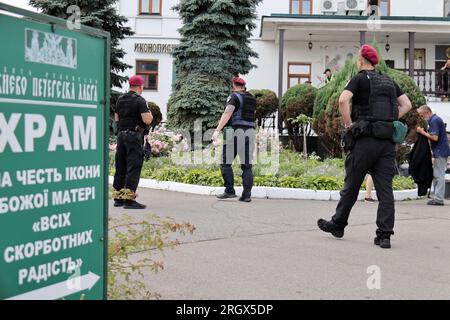 Nicht exklusiv: KIEW, UKRAINE - 11. AUGUST 2023 - Strafverfolger sind in der Kiew-Pechersk-Lavra, Kiew, Hauptstadt der Ukraine, im Dienst. Stockfoto