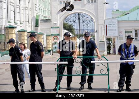 Nicht exklusiv: KIEW, UKRAINE - 11. AUGUST 2023 - Strafverfolger sind in der Kiew-Pechersk-Lavra, Kiew, Hauptstadt der Ukraine, im Dienst. Stockfoto