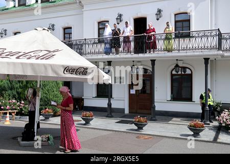 Nicht exklusiv: KIEW, UKRAINE - 11. AUGUST 2023 - Anhänger stehen auf dem Balkon des Kiew-Pechersk Lavra, Kiew, Hauptstadt der Ukraine. Stockfoto
