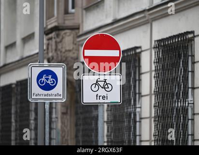 Berlin, Deutschland. 11. Aug. 2023. Schilder "Fahrradstraße" und "Durchfahrt verboten, Fahrräder frei" auf der Charlottenstraße in Mitte. Kredit: Soeren Stache/dpa/Alamy Live News Stockfoto