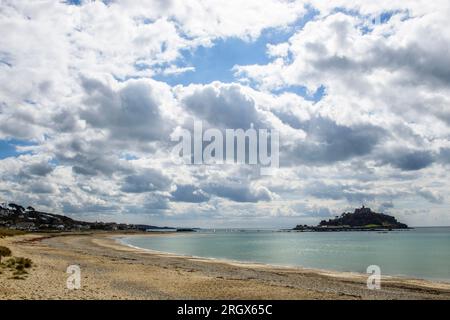 Marazion und Praa Sands an der Cornwall Coast, kurz vor Penzance, mit St. Michael's Mount auf dem Meer und verbunden durch einen Damm, wenn die Flut kommt. Stockfoto