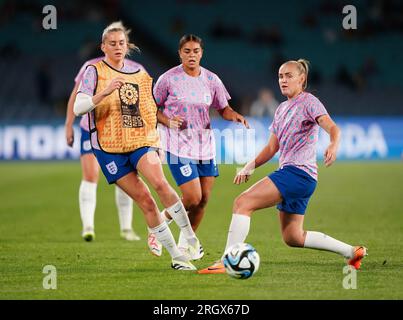 Englands Alessia Russo und Georgia Stanway (rechts) erwärmen sich vor dem Viertelfinale der FIFA Women's World Cup im Stadium Australia, Sydney. Foto: Samstag, 12. August 2023. Stockfoto