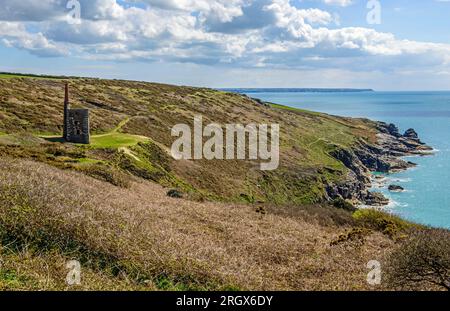 Rinsey Kopf und Reste der Wheal Prosper Motor Haus für das Kupfer mine, Cornwall Stockfoto