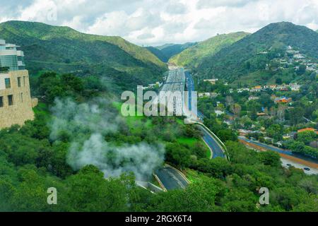 Spektakulärer Blick auf eine belebte Autobahn vom Gipfel des Getty Center aus. Stockfoto