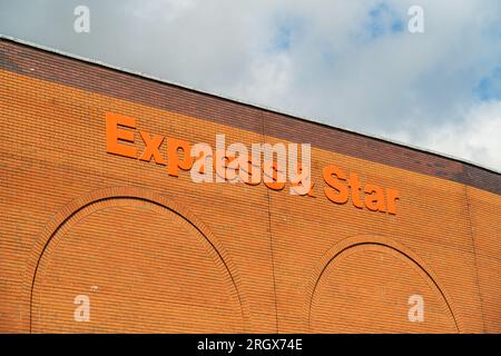 Wolverhampton, UK - 11. August 2023: Beschilderung der Express- und Star-Tageszeitungszentrale in Queen Street Wolverhampton, UK Stockfoto