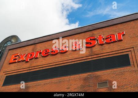 Wolverhampton, UK - 11. August 2023: Beschilderung der Express- und Star-Tageszeitungszentrale in Queen Street Wolverhampton, UK Stockfoto