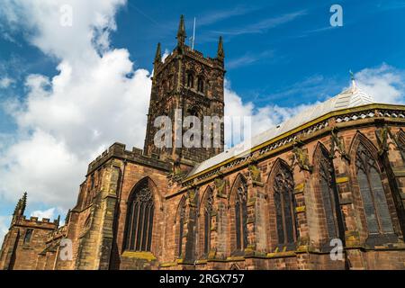 Wolverhampton, UK - 11. August 2023: Exterieur of St Peter's Colligiate Church a 15th Century Church in Wolverhampton, UK Stockfoto