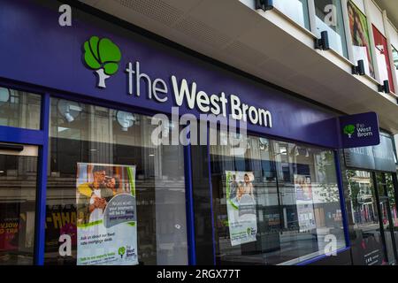 Wolverhampton, UK - 11. August 2023: Vordereingang und Logo der West Brom Building Society in Wolverhampton, UK Stockfoto