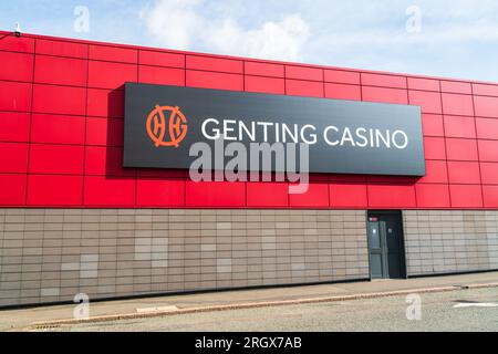 Wolverhampton, Großbritannien - 11. August 2023: Außenschild für Genting Casino in Wolverhampton, Großbritannien Stockfoto