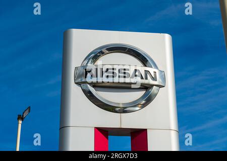 Wolverhampton, Großbritannien - 11. August 2023: Nissan Motor Co Ltd Logo-Board außerhalb des Händlerbetriebs in Wolverhampton, Großbritannien Stockfoto