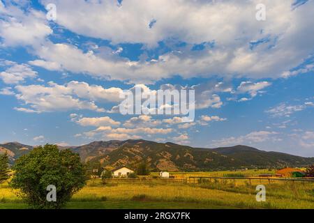 Eine wunderschöne Aussicht auf die Herbstfelder am Fuße einer Bergkette am Rande von Bozeman, Montana Stockfoto