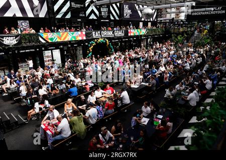 Fans aus England versammeln sich im BOXPARK Croydon, London, im Vorfeld des Viertelfinalspiels der FIFA Women's World Cup 2023 zwischen England und Kolumbien. Foto: Samstag, 12. August 2023. Stockfoto